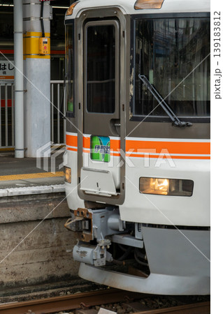 特急伊那路373系が豊橋駅に停車する静かな駅風景 特急伊那路373系が豊橋駅に停車する静かな駅風景 139183812