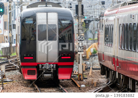 金山駅を行き交う名鉄特急の都市交通風景 139183882