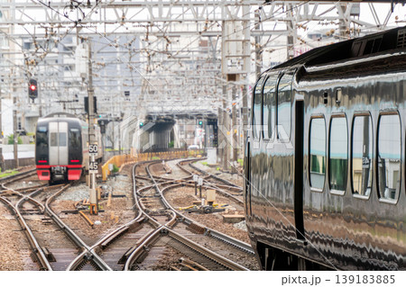 金山駅を行き交う名鉄特急の都市交通風景 139183885