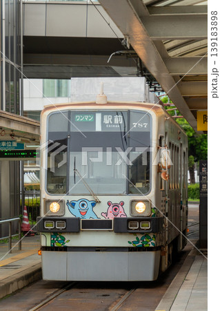 豊橋駅に入線する路面電車の駅風景 豊橋駅に入線する路面電車の駅風景 139183898