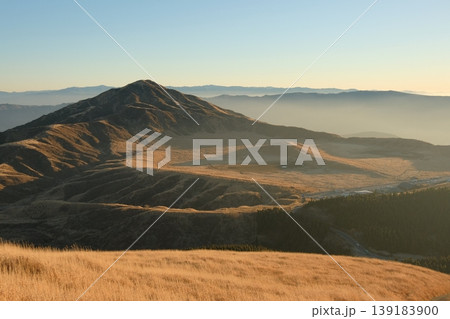 阿蘇・草千里ヶ浜の全景夕景・火口地形の成り立ちを望む烏帽子岳と黄金色の草原 阿蘇・草千里ヶ浜の全景夕景・火口地形の成り立ちを望む烏帽子岳と黄金色の草原 139183900