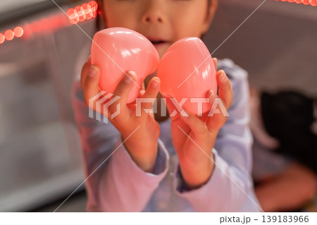 ハート型のボールを持つ女の子 ハート型のボールを持つ女の子 139183966