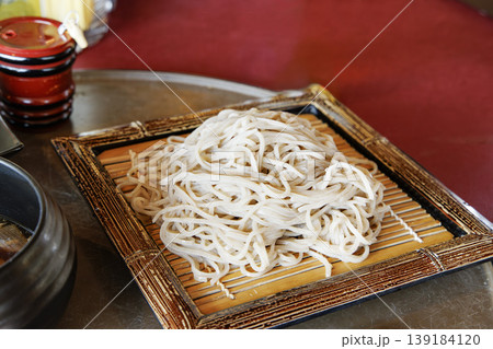昼食のざる蕎麦と天ぷらの和食セット 139184120