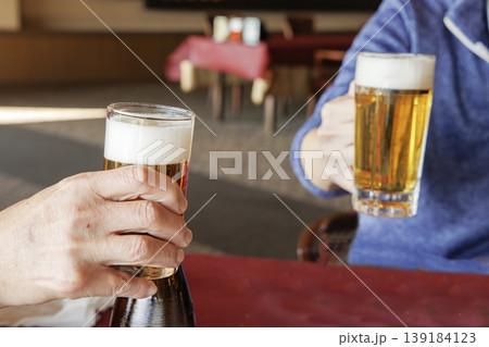 生ビールで乾杯する手のアップ 生ビールで乾杯する手のアップ 139184123