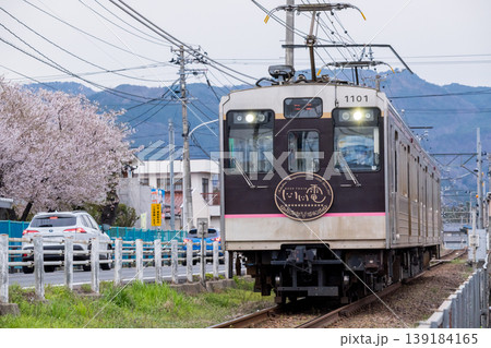 【福島交通飯坂線】桜咲く住宅街を駆け抜ける列車 【福島交通飯坂線】桜咲く住宅街を駆け抜ける列車 139184165