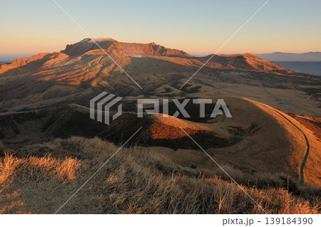 阿蘇山の夕暮れ・オレンジ色に輝く火口群と立体感豊かな山肌の景観 阿蘇山の夕暮れ・オレンジ色に輝く火口群と立体感豊かな山肌の景観 139184390