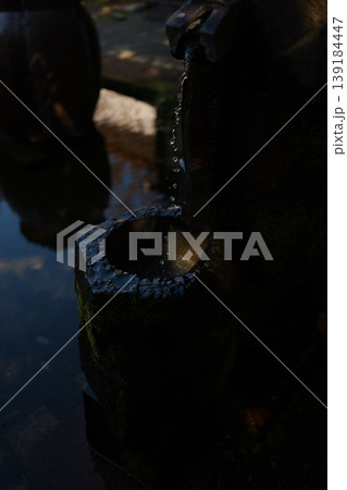 水の流れる手水鉢 139184447