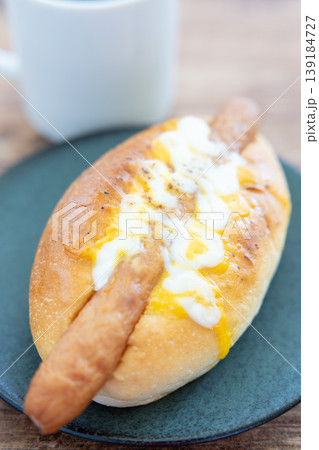 美味しいソーセージチーズパンとコーヒーのモーニング 139184727