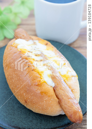 美味しいソーセージチーズパンとコーヒーのモーニング 美味しいソーセージチーズパンとコーヒーのモーニング 139184728