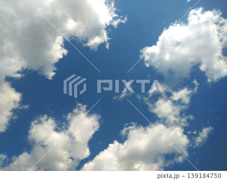 青空に浮かぶ白い雲の広がり 爽やかな空の背景素材 青空に浮かぶ白い雲の広がり 爽やかな空の背景素材 139184750