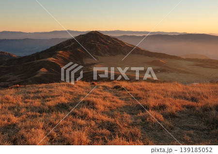 阿蘇・草千里ヶ浜と烏帽子岳の夕景・茜色に染まる広大な草原と火口跡の全景 阿蘇・草千里ヶ浜と烏帽子岳の夕景・茜色に染まる広大な草原と火口跡の全景 139185052