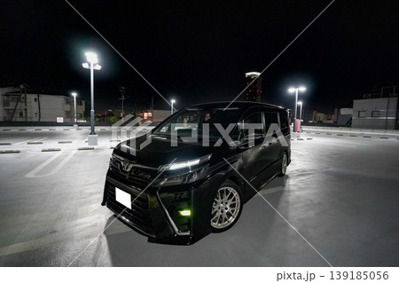 夜の駐車場に停車する車 139185056
