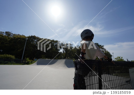 自転車に乗る女の子 自転車に乗る女の子 139185059