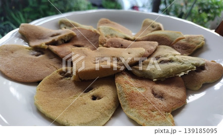 ラオスで親しまれているキャッサバの焼き菓子 ラオスで親しまれているキャッサバの焼き菓子 139185095