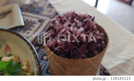 ラオスで食べる紫もち米 ラオスで食べる紫もち米 139185123