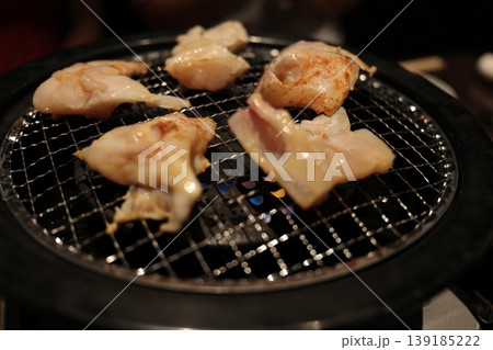 網で焼かれている焼肉 網で焼かれている焼肉 139185222