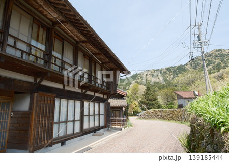 日本の原風景・新緑の山里に佇む伝統的な古民家(中山道・木曽路) 日本の原風景・新緑の山里に佇む伝統的な古民家(中山道・木曽路) 139185444