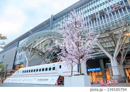 博多駅に展示された新幹線800系電車(「つばめの大冒険」) 博多駅に展示された新幹線800系電車(「つばめの大冒険」) 139185794