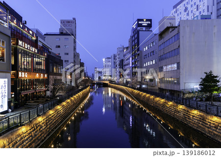 名古屋市街夜景　堀川　納屋橋遊歩道　愛知県名古屋市 139186012