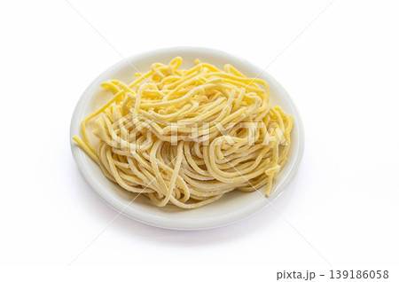 極太の中華麺 生 極太の中華麺 生 139186058