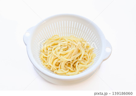 茹でた極太の中華麺 茹でた極太の中華麺 139186060