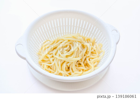 茹でた極太の中華麺 茹でた極太の中華麺 139186061