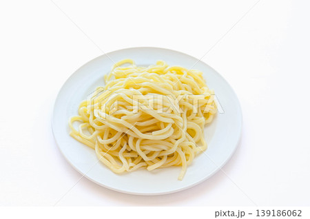 茹でた極太の中華麺 茹でた極太の中華麺 139186062