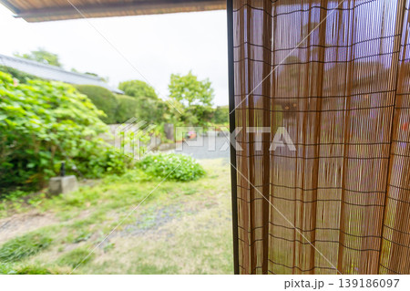 すだれ越しに眺める瑞々しい新緑の日本庭園 夏の涼やかな暮らし すだれ越しに眺める瑞々しい新緑の日本庭園 夏の涼やかな暮らし 139186097