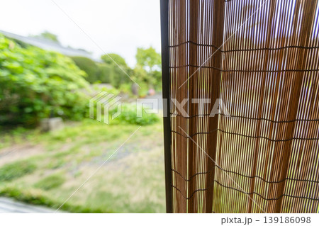 すだれ越しに眺める瑞々しい新緑の日本庭園 夏の涼やかな暮らし すだれ越しに眺める瑞々しい新緑の日本庭園 夏の涼やかな暮らし 139186098