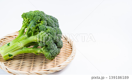ざるに乗せたブロッコリーの新鮮な野菜素材 白背景 ざるに乗せたブロッコリーの新鮮な野菜素材 白背景 139186189
