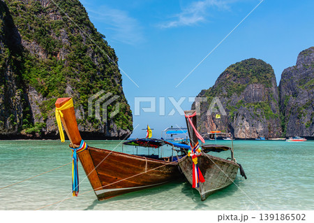 Maya Bay island Phi Phi Leh with longtail boat, turquoise clear water in Krabi Thailand 139186502