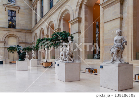 Inside view of the Louvre Museum with statues 139186508