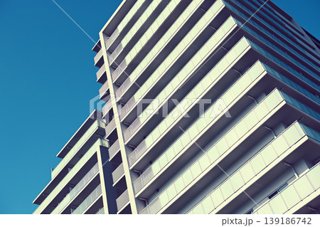 マンションと青空 139186742