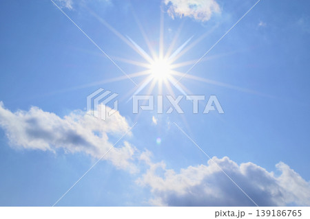 青空と太陽 直射日光 フリースペースイメージ 青空と太陽 直射日光 フリースペースイメージ 139186765
