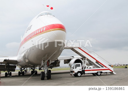 日本国政府専用機ボーイング747 タラップ付き機体正面 千歳基地航空祭 139186861