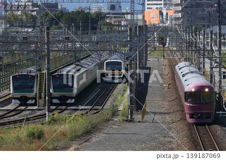 川越車両センターの横を通過する 485系「宴」 139187069