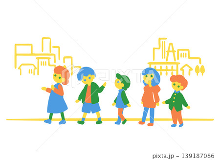 街を背景にのんびり歩く子どもたち 街を背景にのんびり歩く子どもたち 139187086