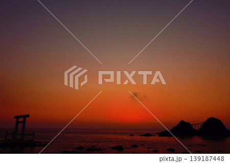 糸島 二見ヶ浦夫婦岩の夕空グラデーション 糸島 二見ヶ浦夫婦岩の夕空グラデーション 139187448