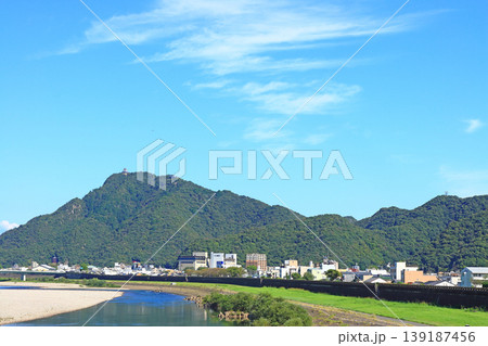 岐阜県岐阜市、長良川と金華山の風景 139187456