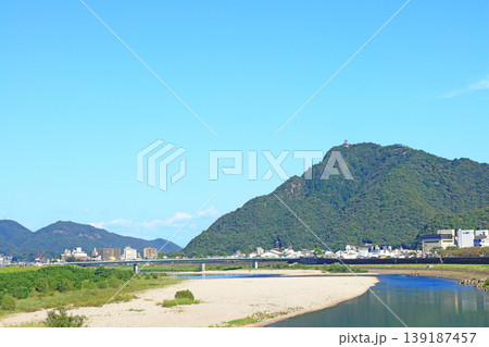 岐阜県岐阜市、長良川と金華山の風景 岐阜県岐阜市、長良川と金華山の風景 139187457