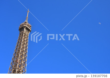 エッフェル塔と昼の空に浮かぶ月 パリ 2026年4月23日 エッフェル塔と昼の空に浮かぶ月 パリ 2026年4月23日 139187708