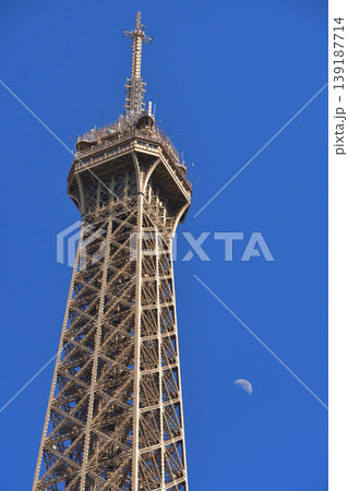 エッフェル塔と昼の空に浮かぶ月 パリ 2026年4月23日 エッフェル塔と昼の空に浮かぶ月 パリ 2026年4月23日 139187714