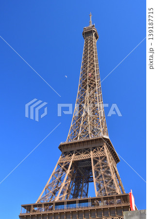 エッフェル塔と昼の空に浮かぶ月 パリ 2026年4月23日 エッフェル塔と昼の空に浮かぶ月 パリ 2026年4月23日 139187715