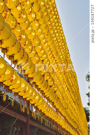 空へ連なる黄色い提灯の風景 139187727