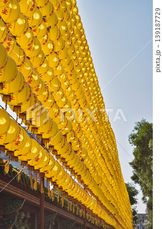 青空と黄色い提灯が連なる中華寺院の風景 139187729