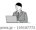 笑顔でパソコンを使うスーツ姿の若い男性のイラスト 139187772