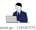 笑顔でパソコンを使うスーツ姿の若い男性のイラスト 139187773