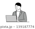 笑顔でパソコンを使うジャケット姿の若い男性のイラスト 139187774