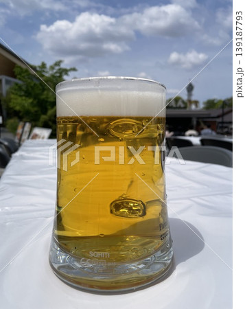 ジョッキに注がれた美味しそうなビールと青空 ジョッキに注がれた美味しそうなビールと青空 139187793