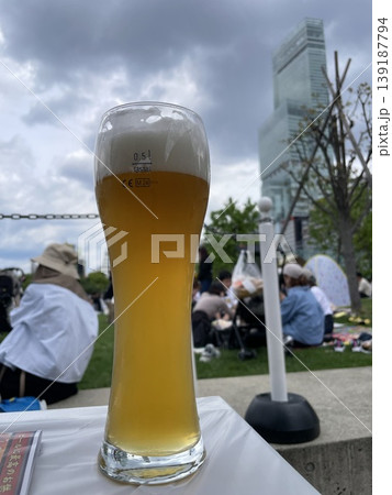 グラスに注がれた美味しそうなビールと空とあべのハルカス グラスに注がれた美味しそうなビールと空とあべのハルカス 139187794